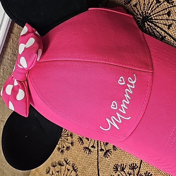 Minnie Mouse hot pink cap with ear & polka-dots bow in gently worn condition - Picture 2 of 6